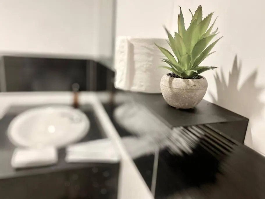 Mansion One Suites - Seaview Modern 2 Bedroom Suites George Town Apartment